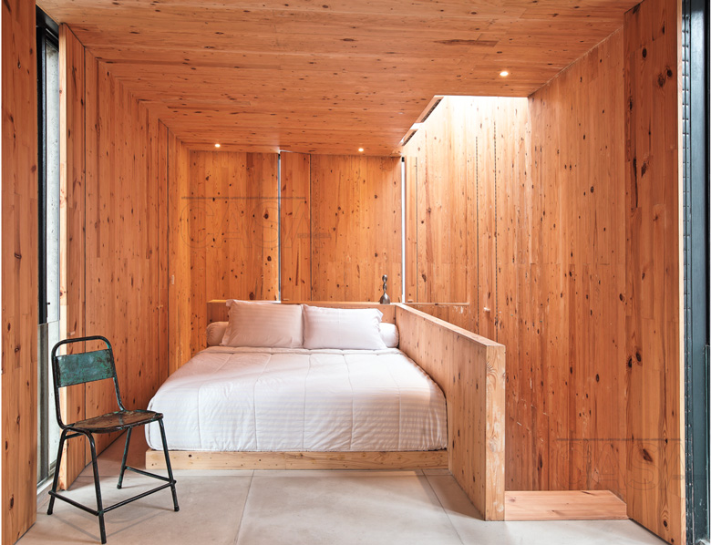 kama tidur kecil nuansa kayu